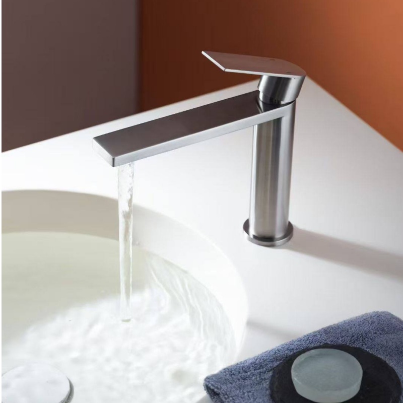 Elegant Deck Mounted Single Handle Bathroom Water Mixer